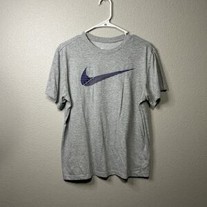 Nike Dri-Fit Graphic Swoosh T-Shirt Gray Purple Logo Size Medium
